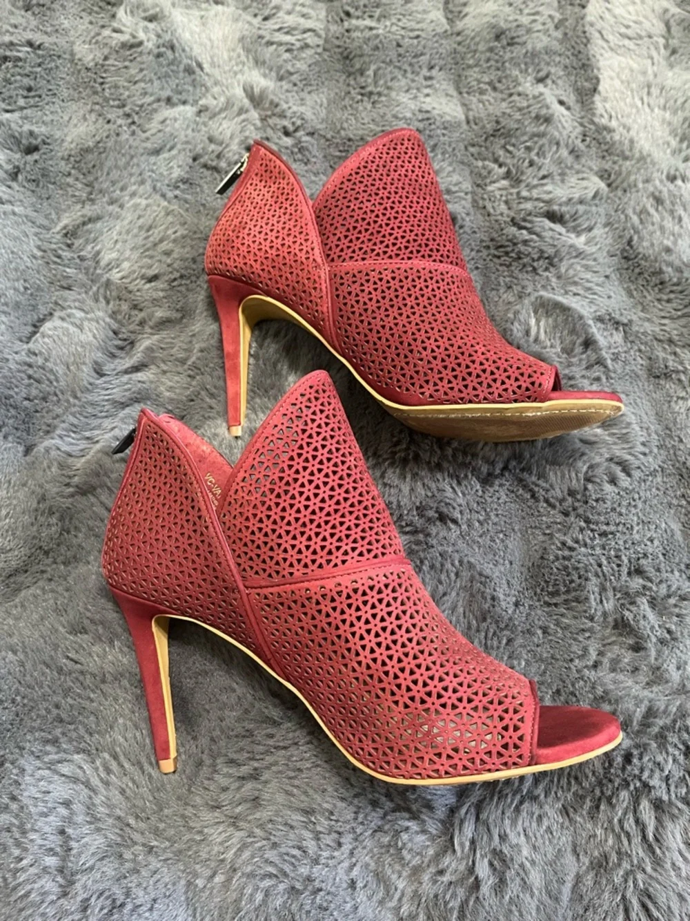 Vince Camuto Red Laser-Cut Peep-Toe Stiletto Booties Size 8.5 - Picture 3 of 17